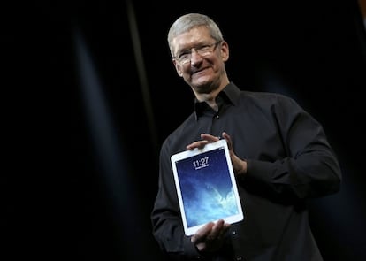 Tim Cook con el nuevo modelo de tabletas