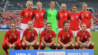 La selección inglesa de fútbol femenino, antes de iniciar un partido. 
 