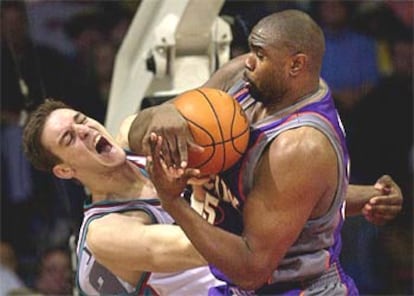 Pau Gasol le disputa el balón al jugador de los Suns Jahidi White.