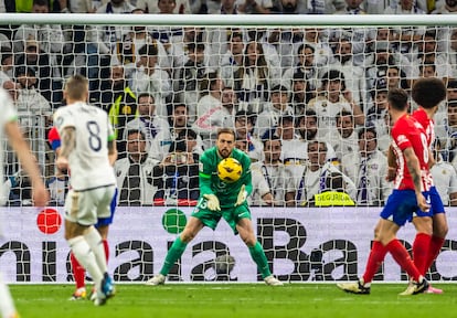 Oblak ataja un baln en el segundo tiempo. 