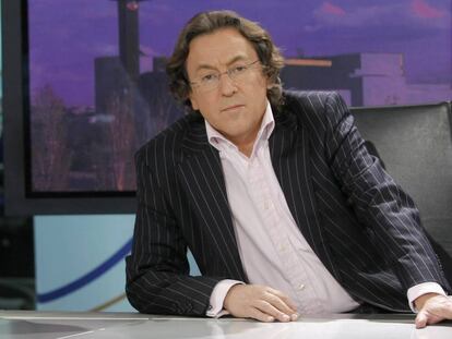 Hermann Tertsch en su época como presentador del informativo 'Diario de la Noche', emitido en Telemadrid.