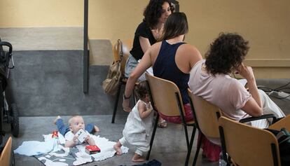 Madres con sus beb&eacute;s durante una clase.