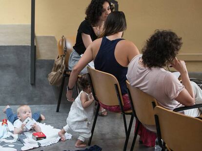 Madres con sus beb&eacute;s durante una clase.