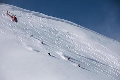 Esquiadores siguen al guía de Pyrenees Heliski dibujando sus propias huellas sobre nieve virgen.