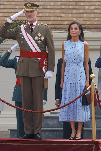 La reina Letizia ha combinado su vestido de & Me Unlimited con zapatos de Massimo Dutti y bolso de Carolina Herrera.
