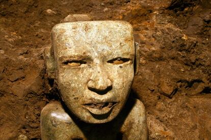 Fotografa difundida por el Instituto Nacional de Antropologa e Historia (INAH) de Mxico que muestra una escultura descubierta en el yacimiento arqueolgico de Teotihuacan.