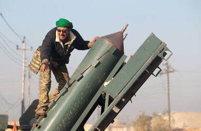 Un miembro de las fuerzas iraquíes se prepara para disparar contra los objetivos del Estado Islámico (IS) en el vecindario oriental de Al-Intisar, en Mosul (Irak).