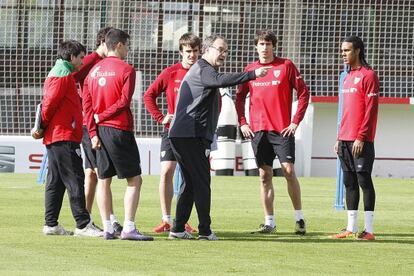 Bielsa da instrucciones a un grupo de jugadores del Athletic.