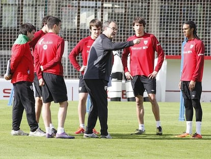 Bielsa da instrucciones a un grupo de jugadores del Athletic.