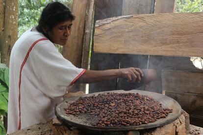 Siete mujeres amuzgas de Xochistlahuaca, Guerrero, se convirtieron en pequeñas empresarias hace seis años al elaborar chocolate artesanal, que es vendido en distintas ciudades del país.