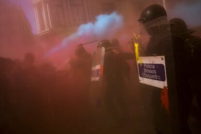 Agents dels Mossos d'Esquadra en un núvol de pols durant l'enfrontament amb els manifestants independentistes.