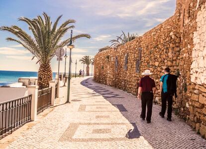 Poco menos de 30 kilómetros separan Sagres de Praia da Luz, en la costa sur del Algarve. Poco queda del pueblo pesquero que fue entre los siglos XIII y XVI. El actual paseo marítimo (en la foto) se funde con las murallas de la fortaleza construida entonces para proteger el enclave de los piratas que venían de África. Mientras tomamos el sol y un baño en aguas más cálidas de lo que pensamos, una extensa formación rocosa exhibe fósiles marinos. La puerta del Mediterráneo que los poetas árabes llamaban ‘zawaya’ (mezquita) es actualmente una ciudad moderna, en cuyo casco antiguo alternan tiendas de artesanía, restaurantes típicos y galerías.