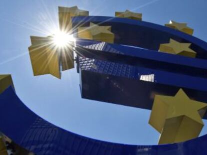 Símbolo del euro a las puertas del Banco Central Europeo, en Fráncfort, Alemania