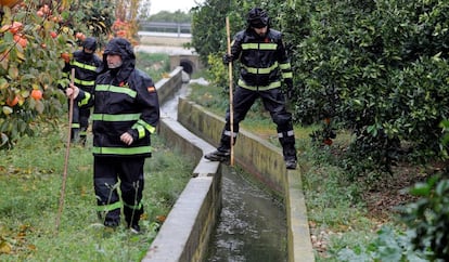 Members of the Emergency Military Unit search for the body of Marta Calvo.