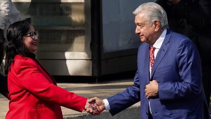 Andrés Manuel López Obrador saluda a Norma Piña, el 9 de febrero de 2023, en Ciudad de México.