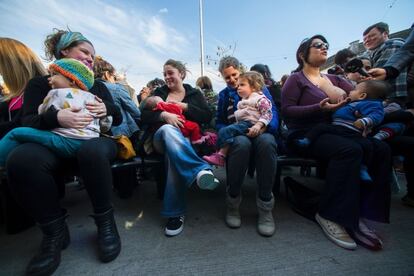 Mulheres amamentam seus filhos na praça de San Isidro, em Buenos Aires, onde ocorreu o incidente com Constanza Santos.