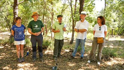 Miembros de la asociación vecinal Albura este martes en la presentación del informe sobre incendios de WWF. 