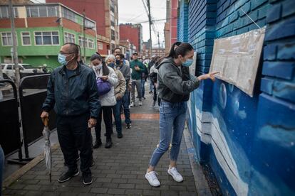 Una mujer consulta su puesto de votación en Bogotá, Colombia.