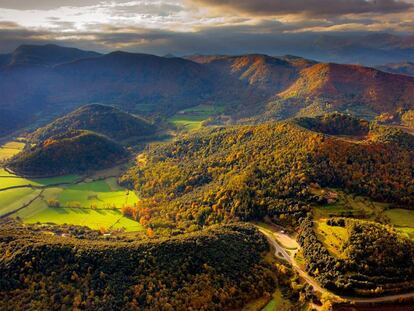 Vista aèria del volcà Santa Margarida, al Parc Natural de la Zona Volcànica de la Garrotxa.