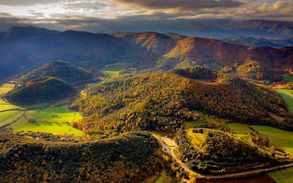 Vista aérea del volcán Santa Margarida, en el parque natural de la zona volcánica de la Garrotxa (Girona). 