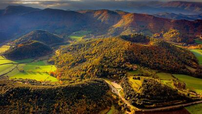 Vista aèria del volcà Santa Margarida, al Parc Natural de la Zona Volcànica de la Garrotxa.