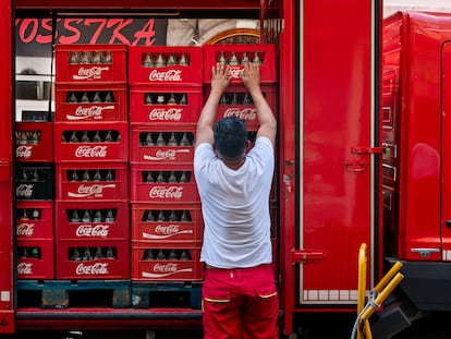 Un camión de reparto a hostelería de bebidas de Coca-Cola.