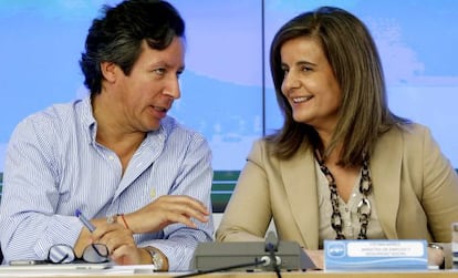 La ministra de Empleo, Fátima Báñez, y el vicesecretario general de Organización y Electoral del PP, Carlos Floriano