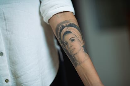 Tatuaje de Marielle Franco en el antebrazo de Mônica Benício.
