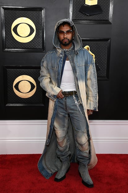 Miguel, nominado a mejor grabación de dance/electrónica por su trabajo junto a Diplo, Don't Forget My Love, acudió con un total look vaquero de Diesel.