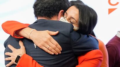 El candidato de Ciudadanos a la presidencia de la Comunidad de Madrid, Edmundo Bal, se abraza a la presidenta del partido, Inés Arrimadas, en la sede de su formación tras conocer los resultados de las elecciones celebradas hoy martes en Madrid.