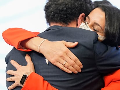 El candidato de Ciudadanos a la presidencia de la Comunidad de Madrid, Edmundo Bal, se abraza a la presidenta del partido, Inés Arrimadas, en la sede de su formación tras conocer los resultados de las elecciones celebradas hoy martes en Madrid.