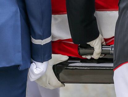 Detalle del ataúd de John McCain antes de introducirlo en la catedral de Washington.