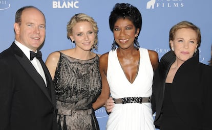 Los príncipes de Mónaco posan junto a la cantante Natalie Cole y la actriz Julie Andrews.