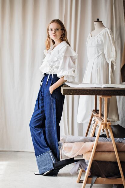 La estilista Alex Carl es colaboradora habitual de Rejina Pyo. En la foto, lleva la camisa de lino Camilo y los vaqueros Peyton. Detrás, en el maniquí, el vestido Greta.