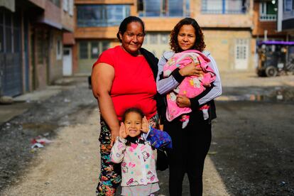 De izquierda a derecha: Omaira Narza, Ismari Padrón y las menores; Jessica Padrón y Sara Narza.