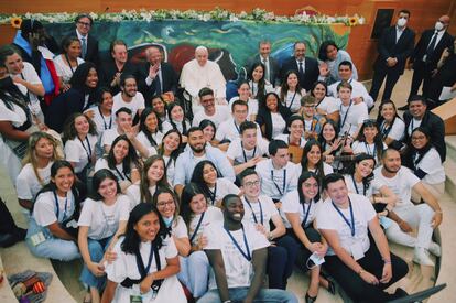 El papa Francisco, este jueves en Roma, con representantes del CAF y de la Fundación Scholas y participantes en el proyecto.