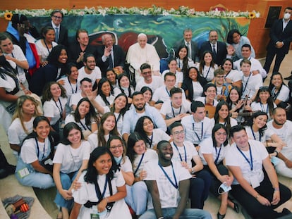 El papa Francisco, este jueves en Roma, con representantes del CAF y de la Fundación Scholas y participantes en el proyecto.