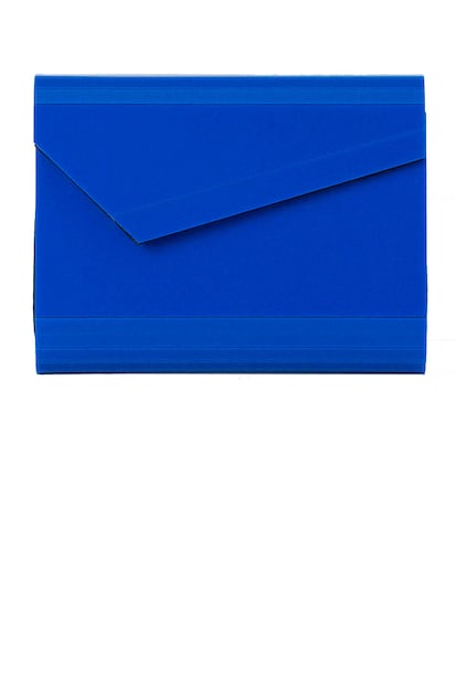 Suiteblanco elige el azul (aunque también ha diseñado otra versión en negro) y lo clava por 17,99 euros.