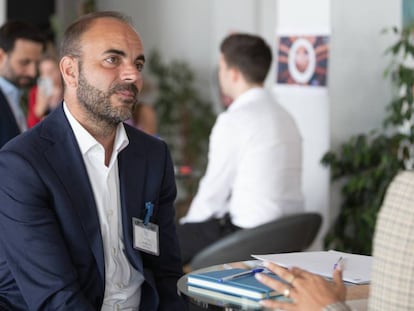 El director internacional de cuentas globales de Ayming, José Valentí, con una candidata durante una sesión de 'Job Dating'. 