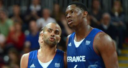 Parker y Seraphin, en el partido contra Túnez.
