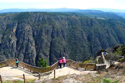 Uno de los mejores miradores de la Ribeira Sacra, donde el río Sil, afluente del Miño, se encajona en un profundo cañón, se encuentra en Parada de Sil, Ourense. Se llama Balcones de Madrid y debe su nombre a que era el lugar escogido por las mujeres gallegas para ver marchar a sus maridos que emigraban a la capital (muchos como barquilleros que se buscaban la vida en las verbenas de la ciudad). Recomendable acercarse a su barandilla de madera al atardecer, cuando el azul de las aguas, muy al fondo, va cambiando de color y oscureciéndose conforme desaparecen los últimos rayos del sol.