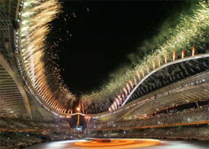 Los fuegos artificiales han sido el punto de partida de la Ceremonia de Clausura de los Juegos. Al igual que en la apertura, la pirotecnia ha iluminado la noche ateniense y el estadio olímpico, repleto para contemplar el espectáculo.