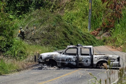 Un vehículo calcinado en la carretera que conduce a la comunidad de Pantelhó, en Chiapas. Alrededor de 2.000 personas se han convertido en desplazados por la violencia en la región, situada a pocos kilómetros de San Cristóbal de las Casas.