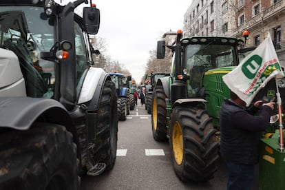 Columna de tractores en la calle Alcalá de Madrid.