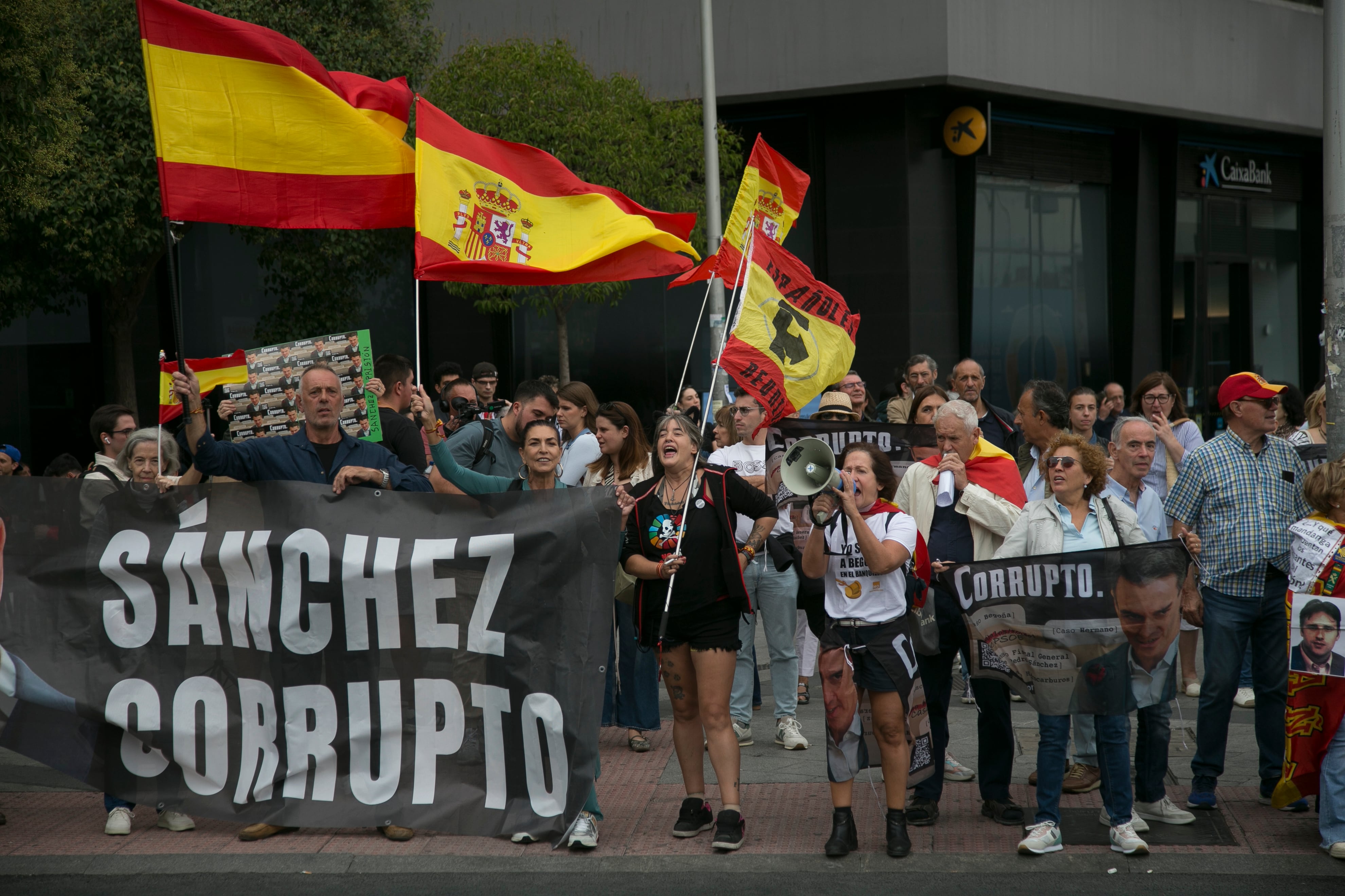 Concentración de Hazte Oír frente a los juzgados de Plaza de Castilla, este sábado, en Madrid. 