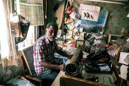 Yalcin es un trabajador del textil de origen afroturco que organiza recolectas de enseres para los refugiados en el barrio de Basmane.