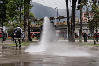 Una tanqueta dispara un chorro de agua contra uno de los manifestantes. A diferencia de hace 40 años, los policías no entran al campus. Se activa un ritual habitual: ellos se quedan en la entrada, mientras una gran parte de los estudiantes retrocede a toda velocidad para resguardarse dentro de la universidad. 