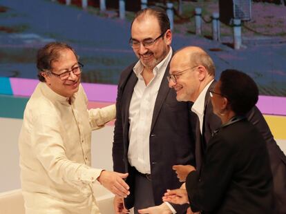 Gustavo Petro, Sergio Díaz-Granados, Remy Rioux y Alice Mogwe en la clausura de la Cumbre Finanzas en Común (FiCS)