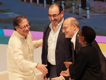 Gustavo Petro, Sergio Díaz-Granados, Remy Rioux y Alice Mogwe en la clausura de la Cumbre Finanzas en Común (FiCS), el 6 de septiembre.