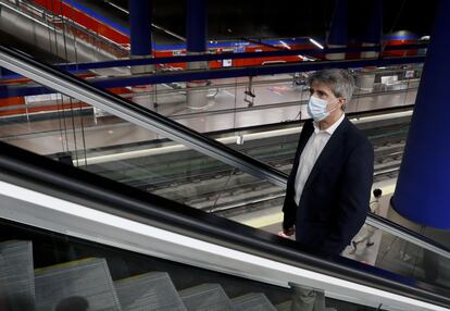 El consejero de Transportes, Movilidad e Infraestructuras de la Comunidad de Madrid y presidente de Metro, Ángel Garrido, a su llegada a la estación de San Lorenzo, en Madrid.